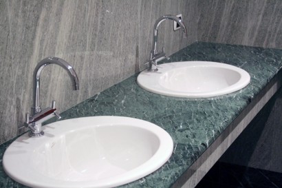 Rivestimento bagno in beola verde e verde guatemala