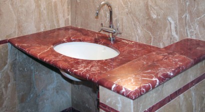 Rivestimento bagno in Rosso Alicante e Breccia Sarda