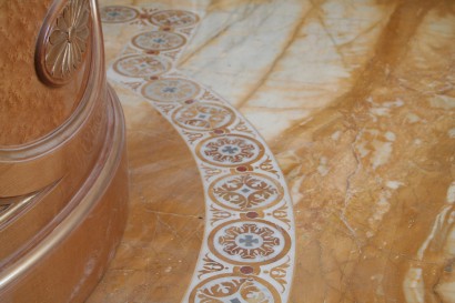 Pavimento in marmo giallo siena con decoro